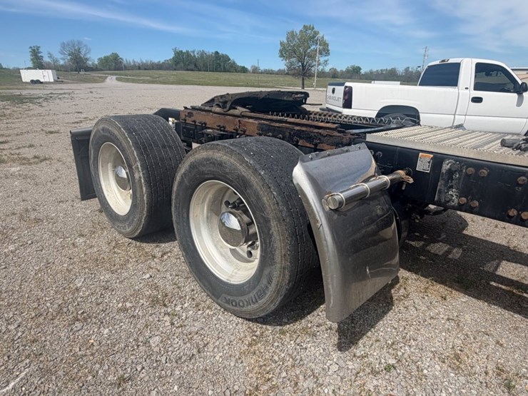 2019-peterbilt-567-image-12