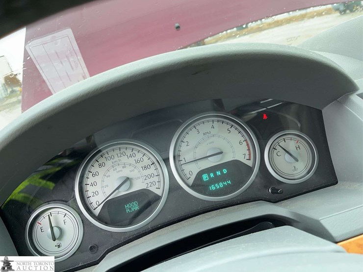 2008-chrysler-town-&-country-image-12