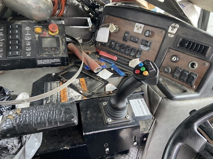 2014-peterbilt-320-image-18