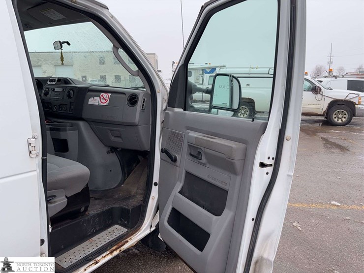 2011-ford-cargo-image-23