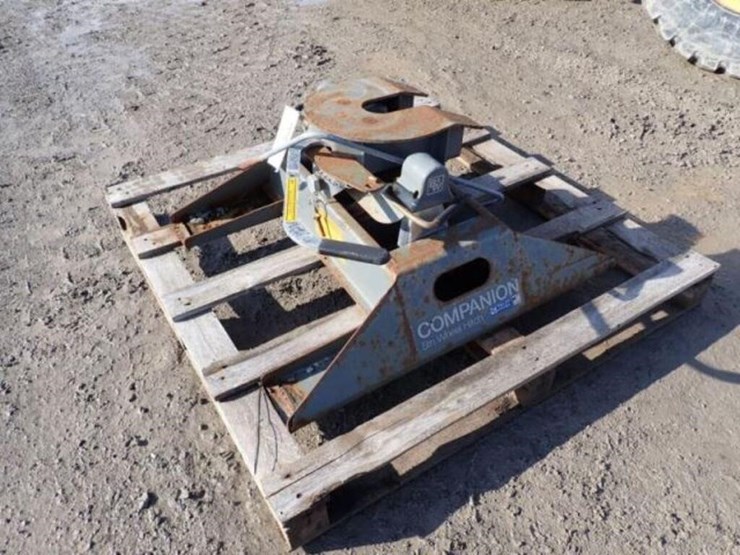 b&w-companion-5th-wheel-image-4