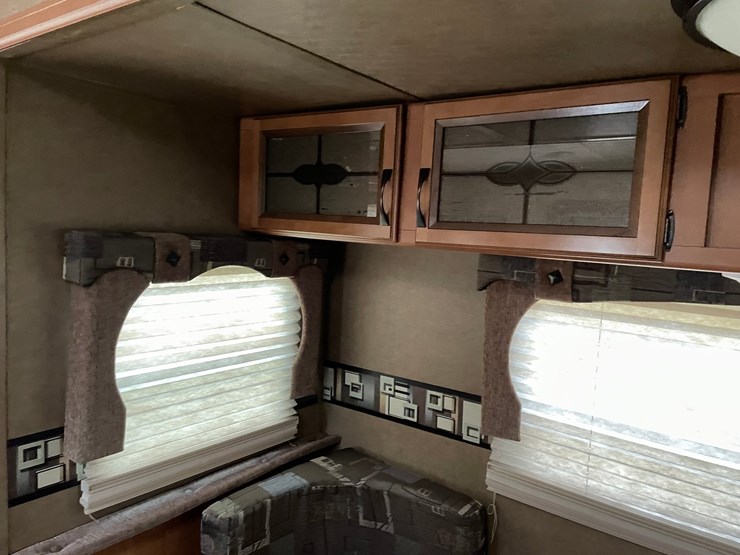 #201-•-2014-palomino-puma-253-fbs-27'-fifth-wheel-camper-(has-wi-title)-image-88