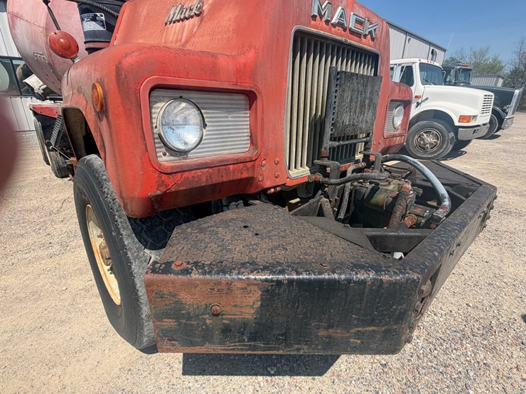 #31932-•-1986-mack-dm6-tandem-axle-concrete-truck-image-21