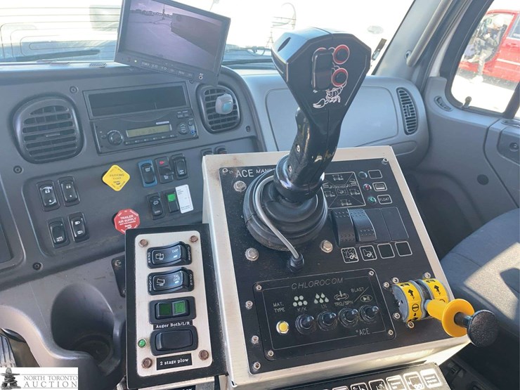 2016-freightliner-108sd-image-11