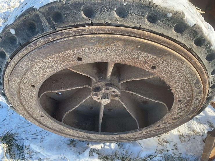 fordson-with-hard-rubber-tires-image-9