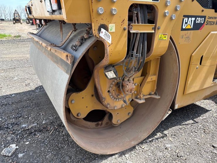2018-caterpillar-cb13-image-15