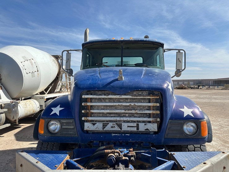 2005-mack-cv713-mixer-truck-image-2