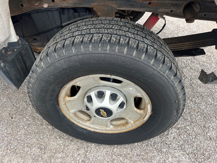 2016-chevrolet-silverado-2500hd-image-13