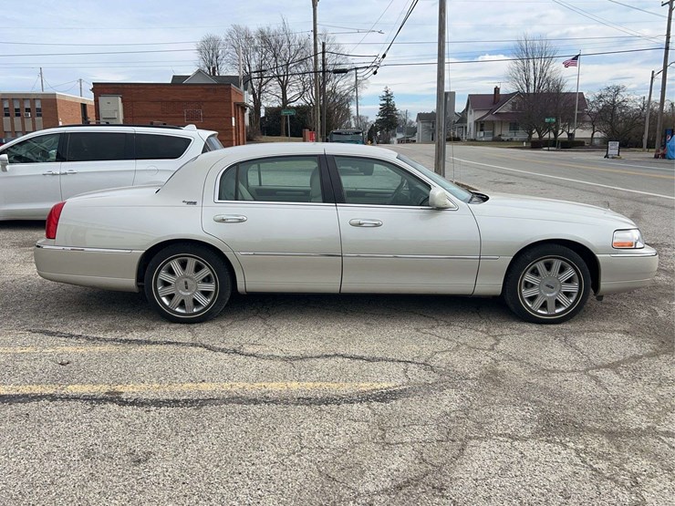 2005-lincoln-town-car-image-6