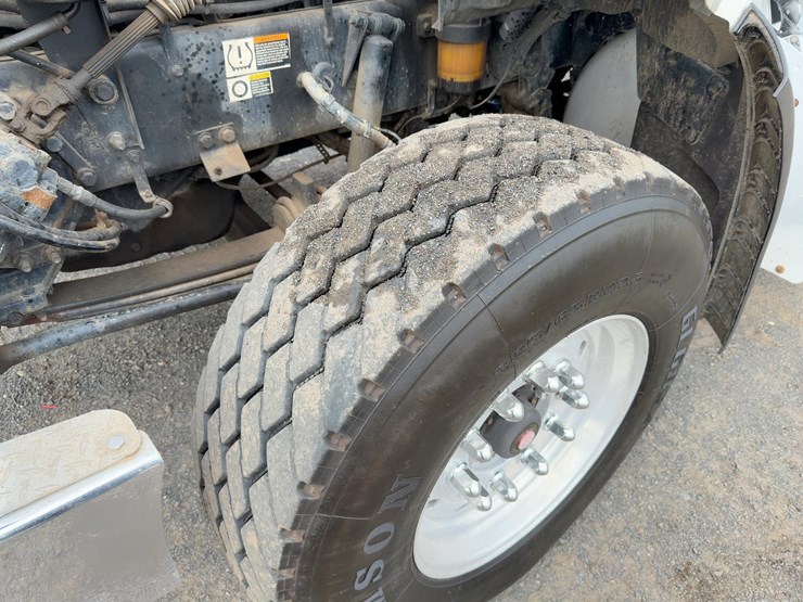 2015-peterbilt-567-image-10