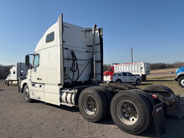 #31954-•-2012-volvo-tandem-axle-truck-tractor-image-4