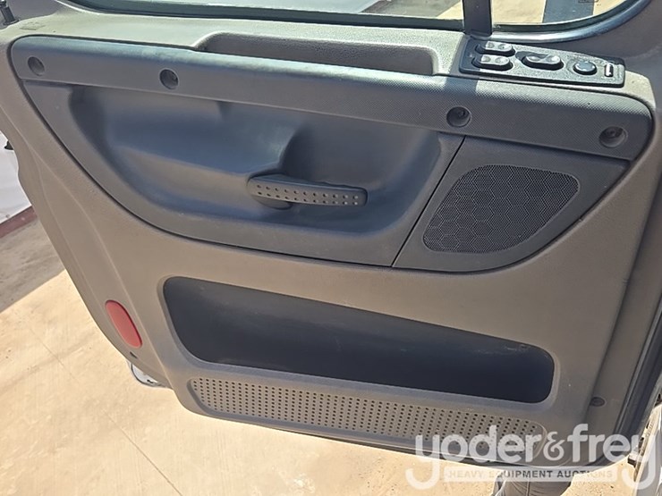 2011-freightliner-cascadia-125-image-66