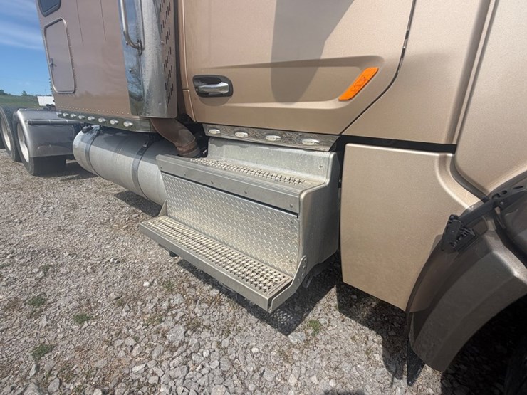 2019-peterbilt-567-image-9