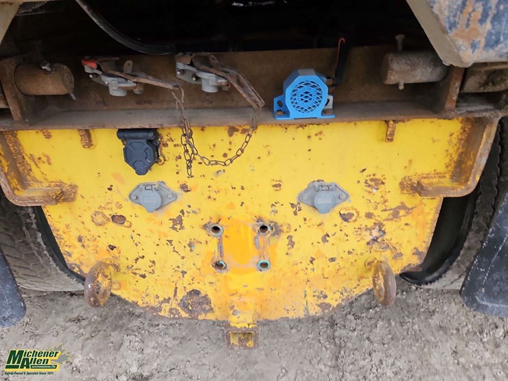 2004-freightliner-fl80-image-26