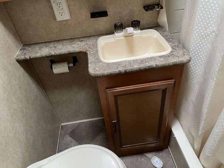 #201-•-2014-palomino-puma-253-fbs-27'-fifth-wheel-camper-(has-wi-title)-image-63