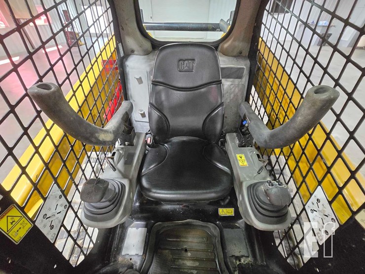 2020-caterpillar-249d-image-11