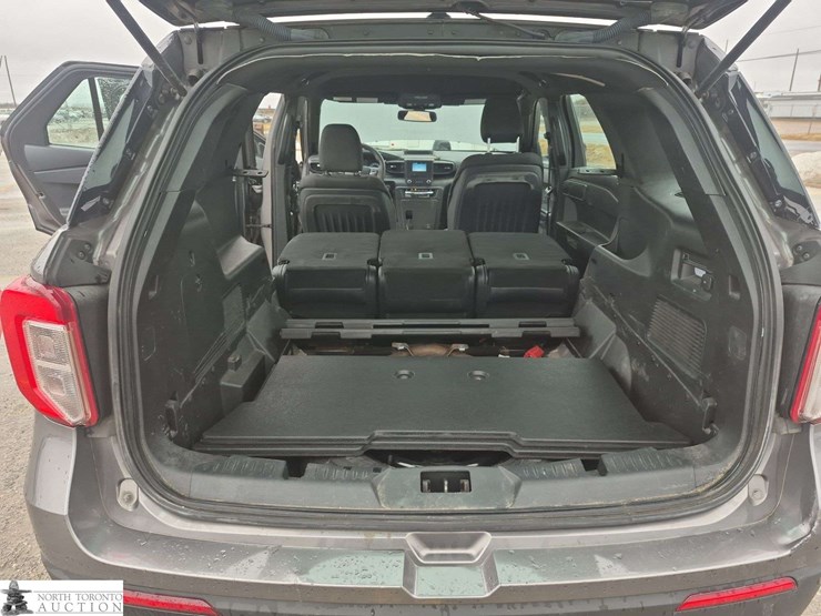 2020-ford-explorer-image-23