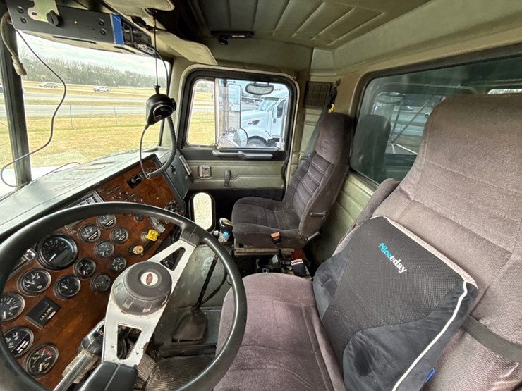 1990-peterbilt-357-image-67