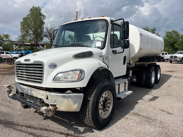 2020-freightliner-m2-106-image-1