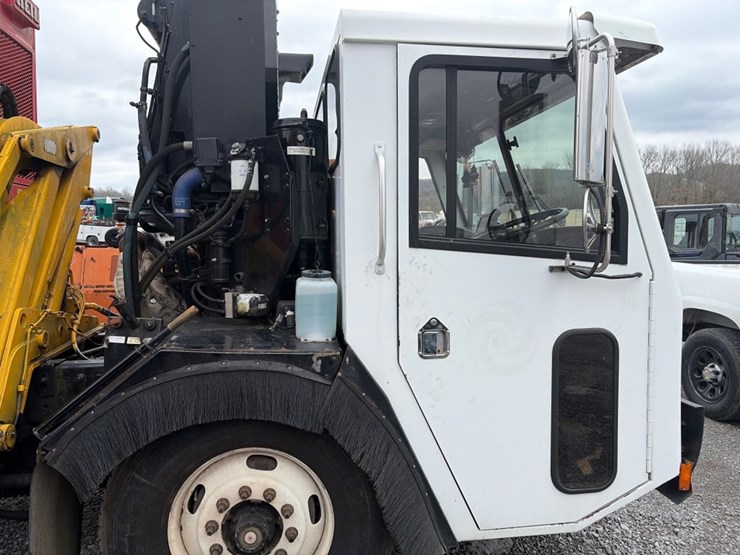 #31716-•-2009-crane-carrier-sanitation-truck-image-12