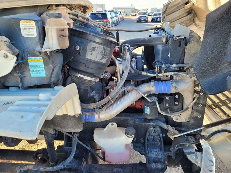 2014-freightliner-m2-106-image-29