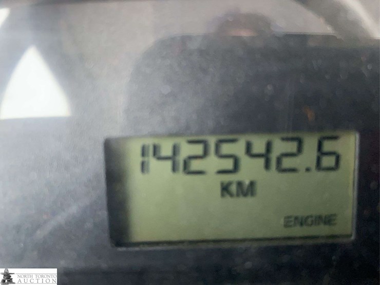 2011-freightliner-m2-106-image-18