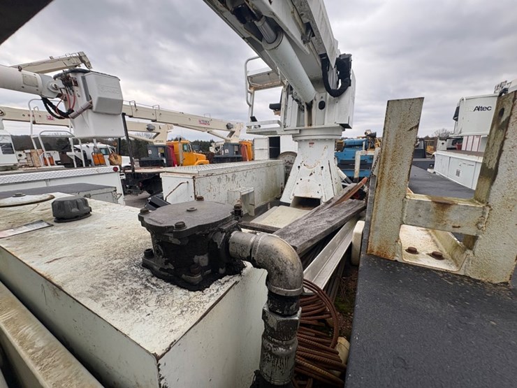 2007-peterbilt-335-image-14