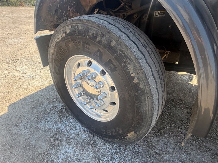 2009-peterbilt-367-image-36