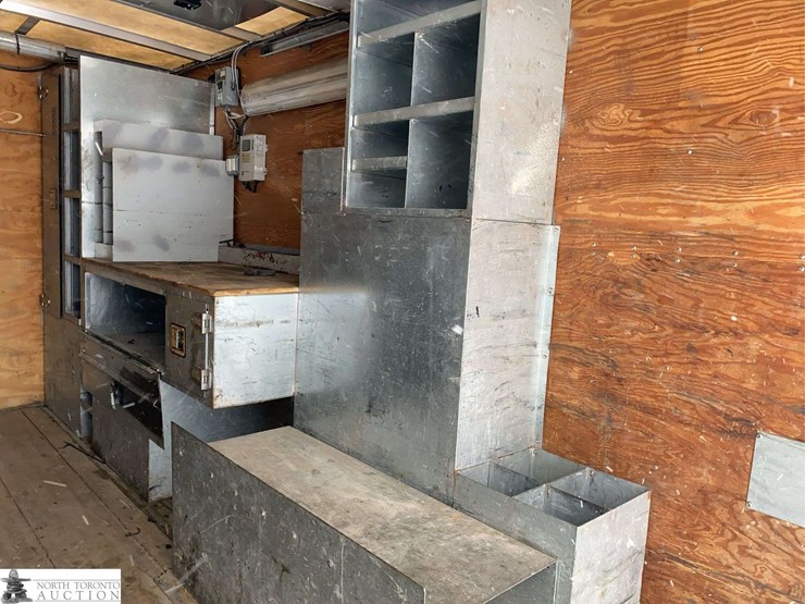 2010-isuzu-nqr-image-27