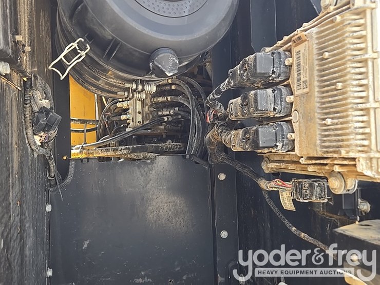 2017-deere-210g-lc-image-41