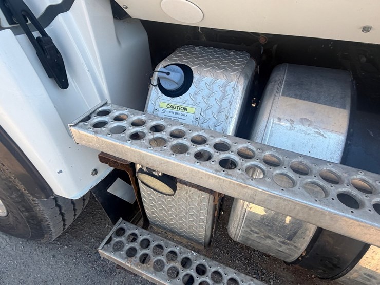 2016-western-star-4700-image-39