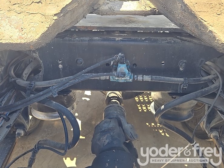 2011-freightliner-cascadia-125-image-30