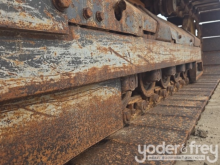 2016-case-750m-image-14