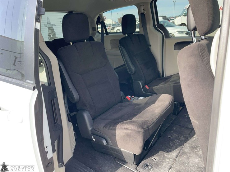 2014-dodge-grand-caravan-sxt-image-23