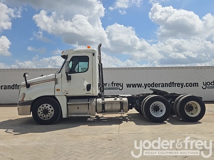 2011-freightliner-cascadia-125-image-2