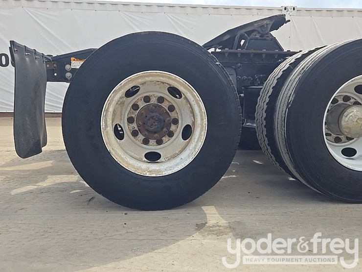 2012-freightliner-cascadia-125-image-20