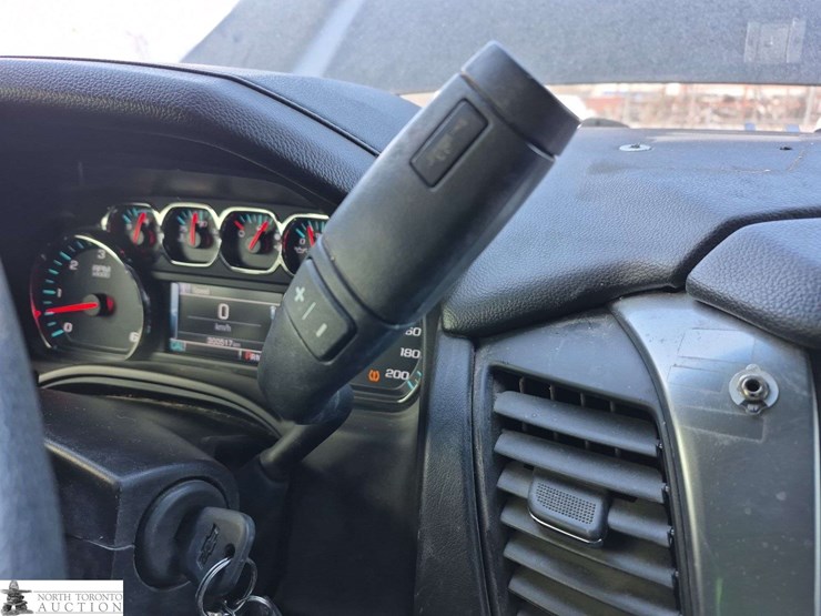 2018-chevrolet-suburban-image-16