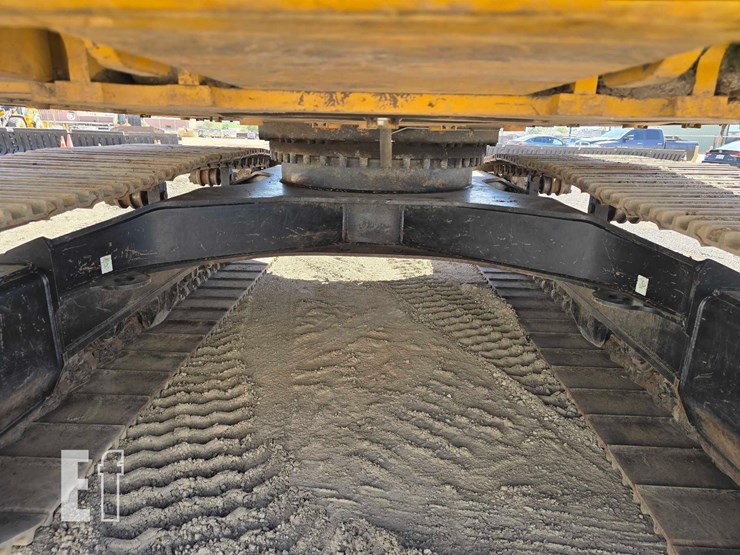 2020-caterpillar-323-image-30