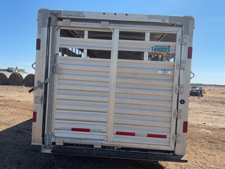 2022-featherlite-8127-livestock-trailer-image-7