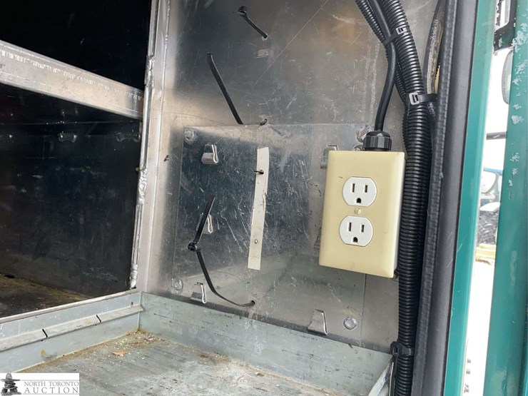 2011-freightliner-m2-106-image-38