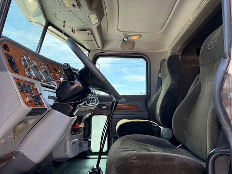 2009-peterbilt-388-image-15