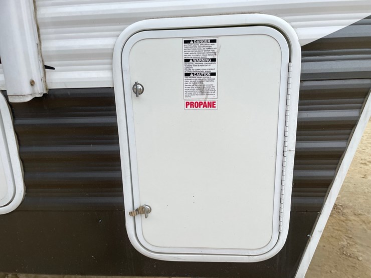 #201-•-2014-palomino-puma-253-fbs-27'-fifth-wheel-camper-(has-wi-title)-image-16