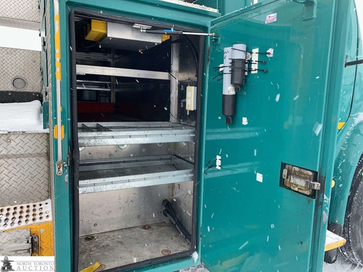 2011-freightliner-m2-106-image-36