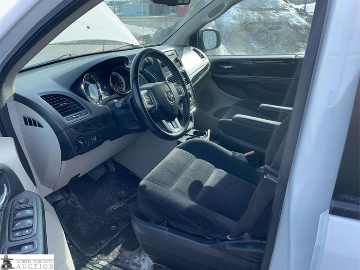 2014-dodge-grand-caravan-sxt-image-11