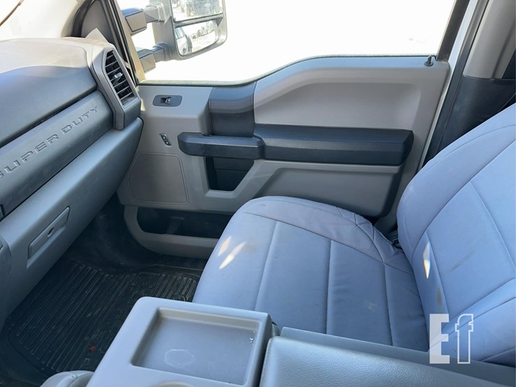 2021-ford-f350-xl-image-11