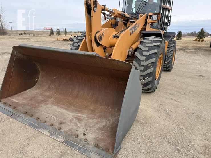 2010-case-721e-image-3