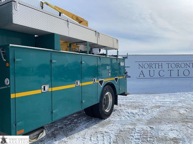 2010-freightliner-m2-106-image-27