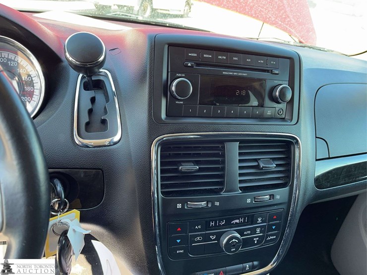 2012-dodge-grand-caravan-crew-image-13