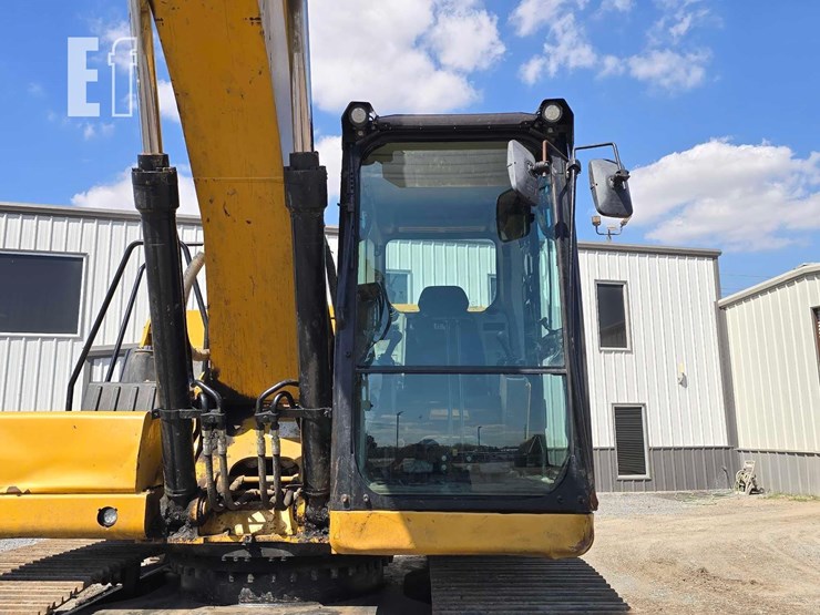 2020-caterpillar-323-image-13