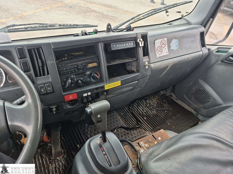 2014-isuzu-nqr-image-14